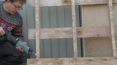Séparation des planches de palette avec une scie sabre