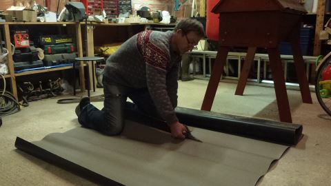 découpe dans une chute de revêtement de sol