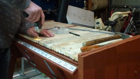 découpe dans une chute de revêtement de sol