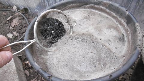 retirer les cendres résiduelles